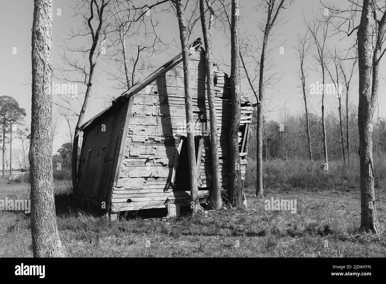 Casetta abbandonata, una piccola capanna di tronchi, un edificio che si appoggia lateralmente Foto Stock