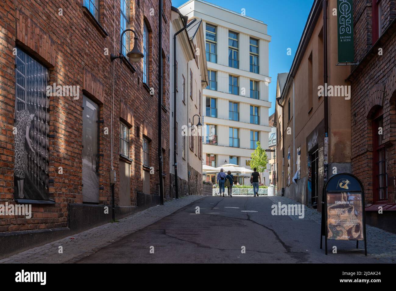 Holmbrogränd è un vicolo storico attraverso il paesaggio industriale di Norrköping, una storica città industriale svedese Foto Stock