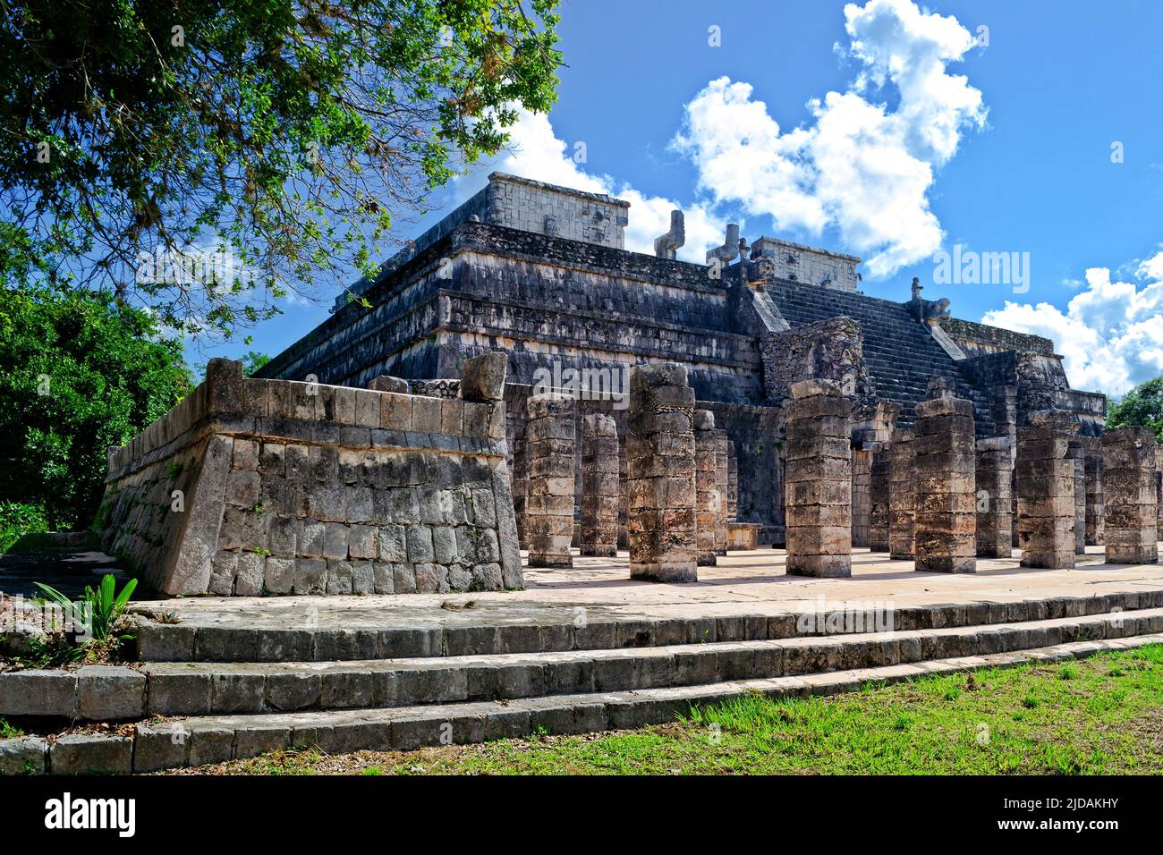 Antiche rovine del Tempio dei Guerrieri nel sito archeologico maya di Chichen Itza, Yucatan, Messico. Foto Stock