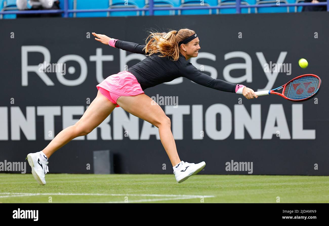 Devonshire Park, Eastbourne, Regno Unito. 19th giugno 2022. Rothesy International WTA 500 Series Lawn Tennis Tournament; Marie Bouzkova (CEZ) gioca a fianco di Shelby Rogers (USA) Credit: Action Plus Sports/Alamy Live News Foto Stock