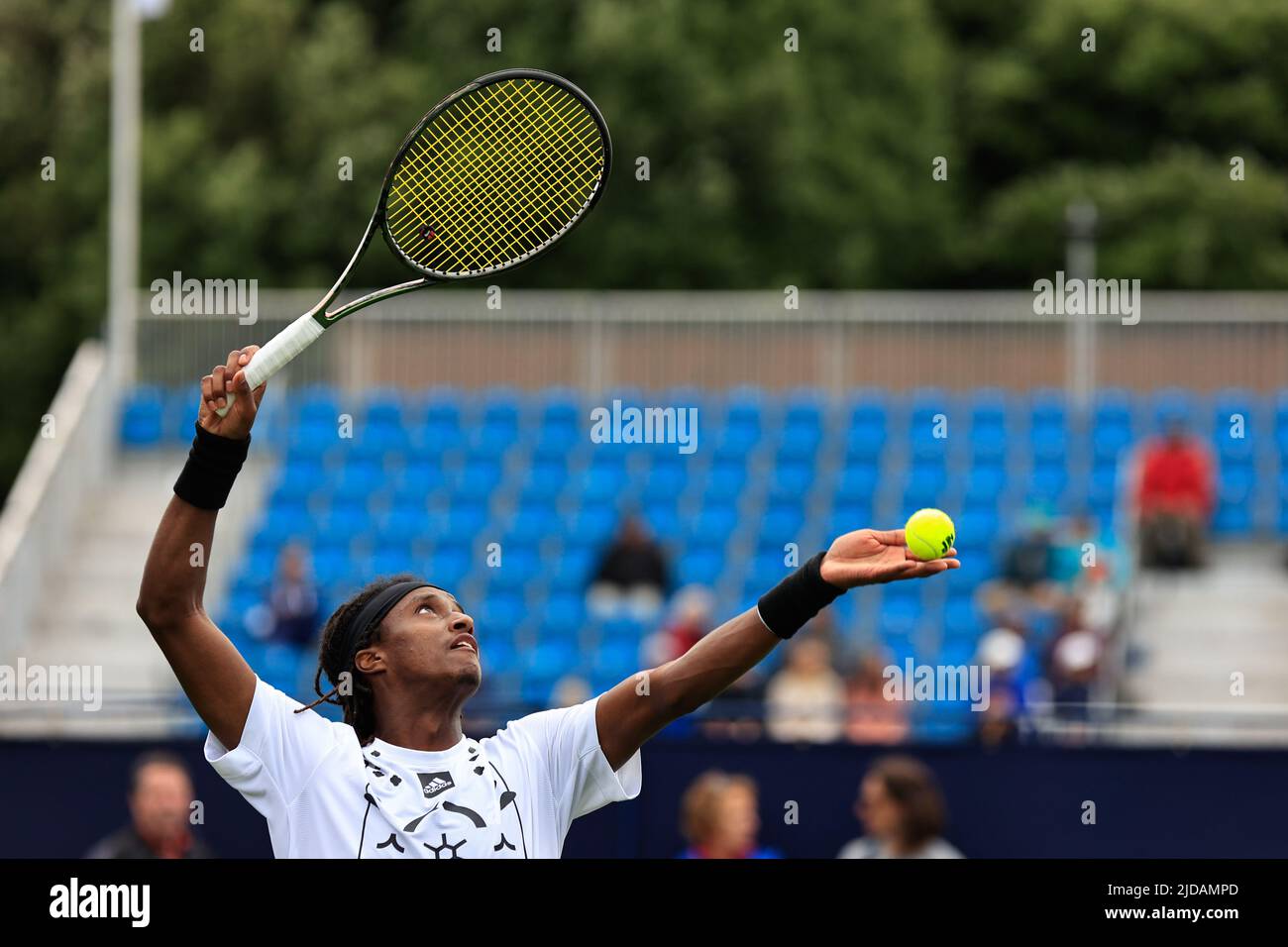 Eastbourne, Regno Unito. 19th giugno 2022. Rothesay International Eastbourne ATP 250 series Lawn Tennis tournament; Mikeal Ymer (SWE) serve a James Duckworth (AUS) Credit: Action Plus Sports/Alamy Live News Foto Stock