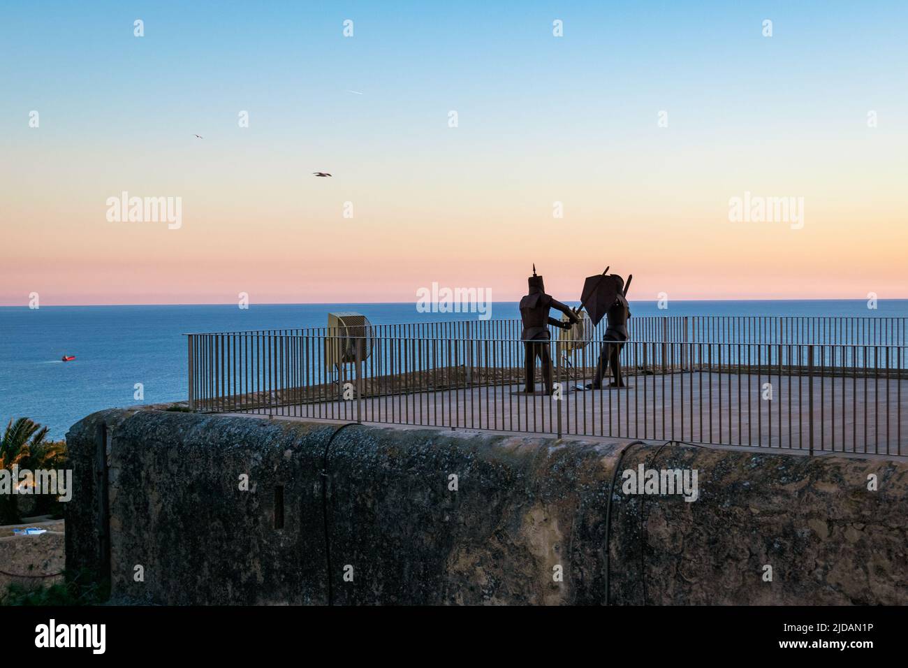 Scultura di due cavalieri al Castello di Santa Barbara ad Alicante, Spagna. Foto Stock