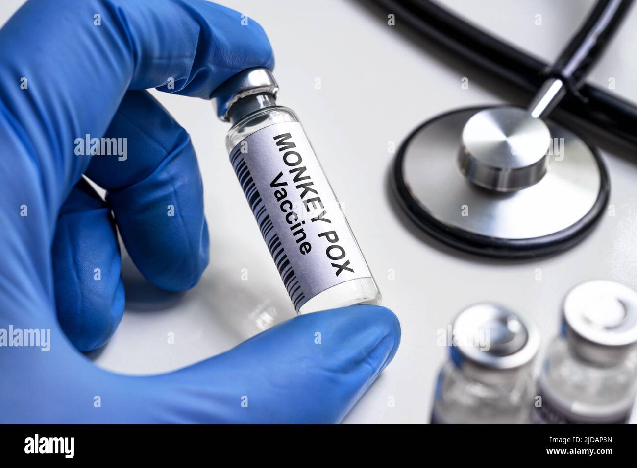 Vaccino della varicella scimmia in mano medico, bottiglia per shot dal vaiolo, protezione dal virus della varicella scimmia sul tavolo da laboratorio. Concetto di scimmipox, iniettato medico Foto Stock