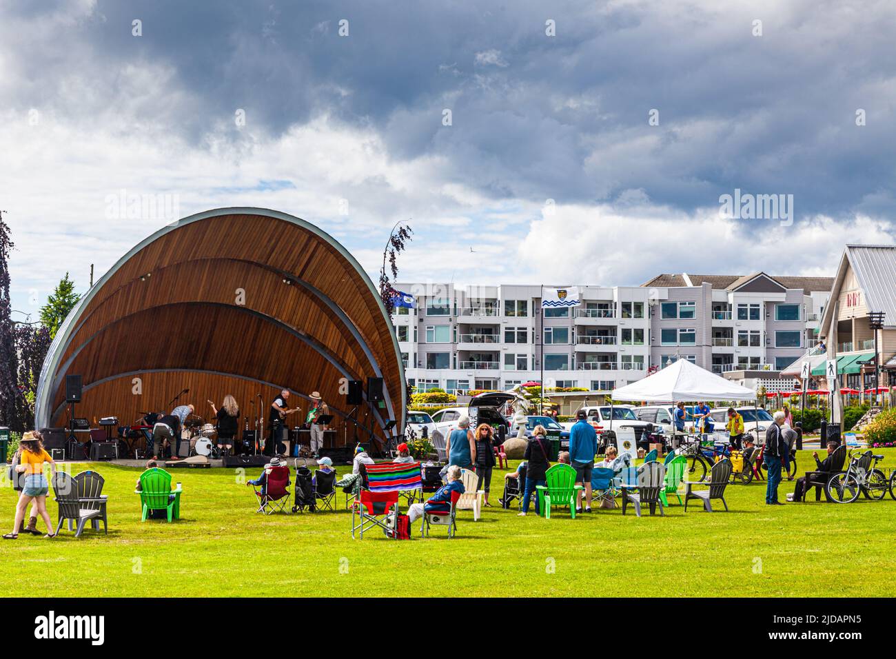 Spettatori in attesa dell'inizio di un concerto di musica gratuita a Sidney sull'isola di Vancouver, British Columbia Canada Foto Stock