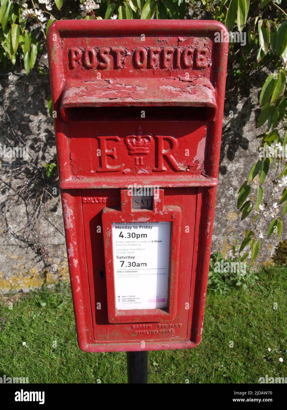 Postbox rosso tradizionale a Sway, New Forest, Hampshire, Regno Unito Foto Stock