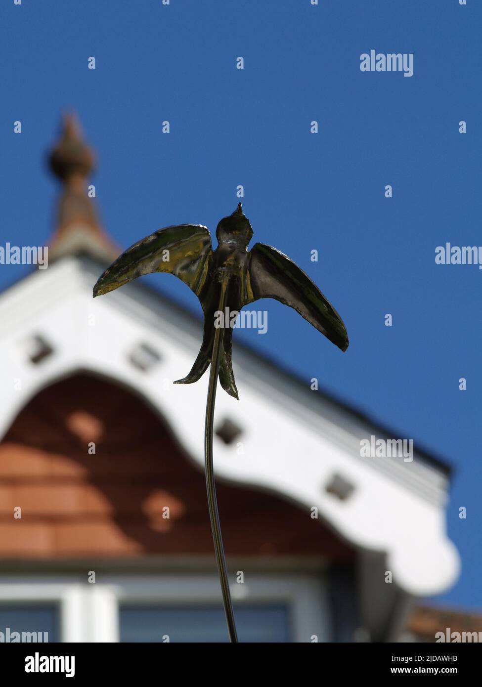 Un albero di metallo insolito con uccelli nei pressi di Peterson's Folly, noto anche come Sway Tower, Sway, New Forest, Hampshire, Regno Unito Foto Stock