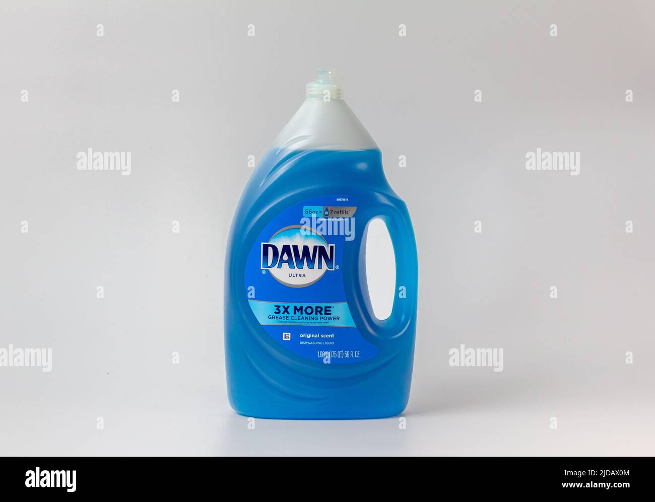 ST. PAUL, MN, USA - 7 GIUGNO 2022: Contenitore di liquido per lavastoviglie Dawn e logo del marchio. Foto Stock