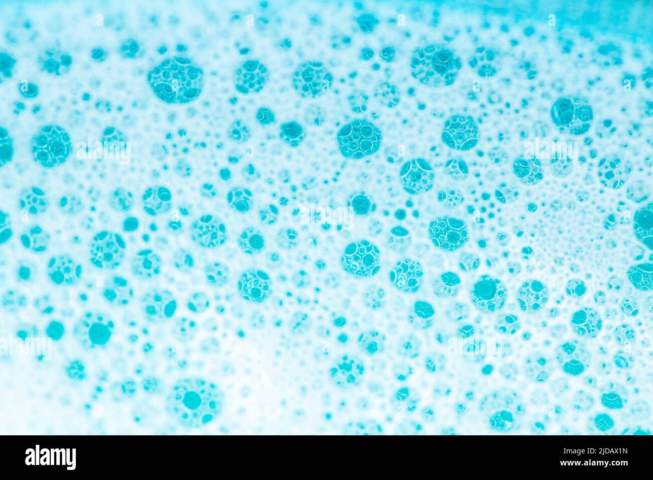 Acqua con bolle di schiuma bianca.pulizia e sfondo igienico. Schiuma acqua sapone Suds.Texture schiuma. Sapone blu bolle background.lavanderia e. Foto Stock