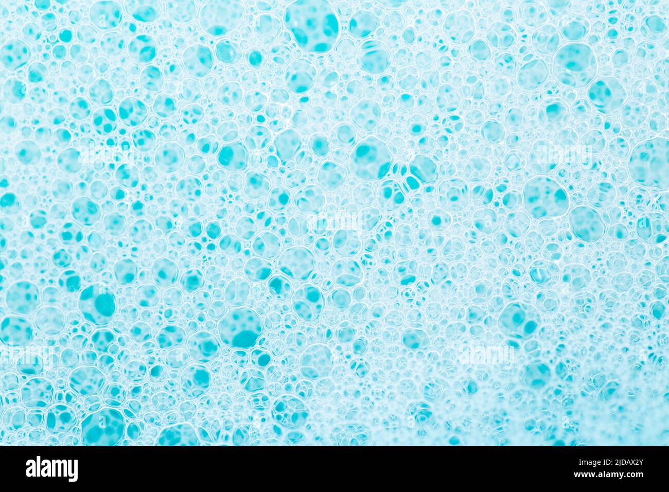 Schiuma bianca bolle.pulizia e sfondo igienico. Schiuma acqua sapone Suds.Texture schiuma primo piano. Blue sapone bolle .lavanderia e pulizia sfondo Foto Stock