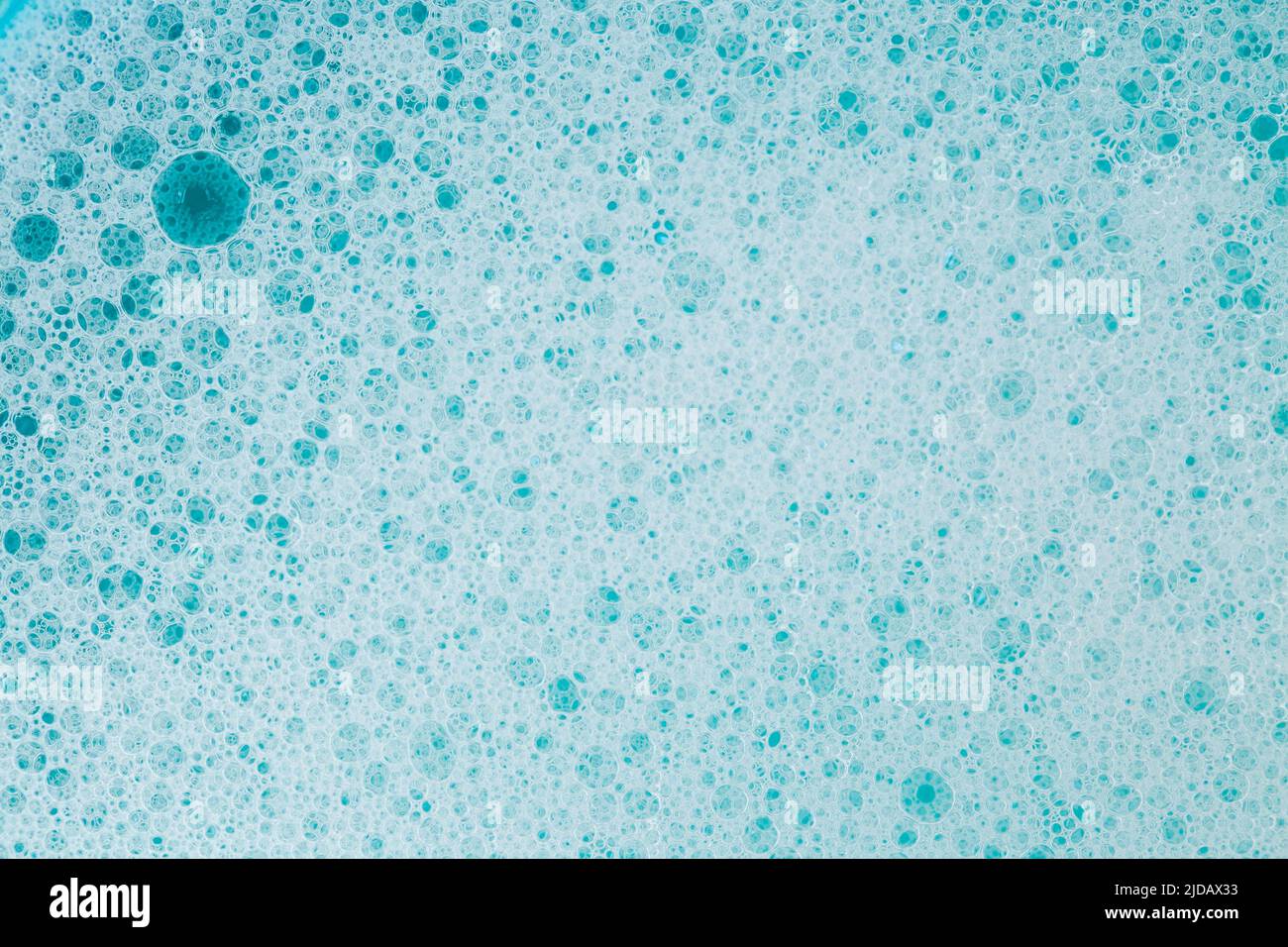 Acqua con bolle di schiuma bianca.pulizia e igiene. Schiuma acqua sapone Suds.Texture schiuma. Sapone blu bolle sfondo.lavanderia e pulizia Foto Stock