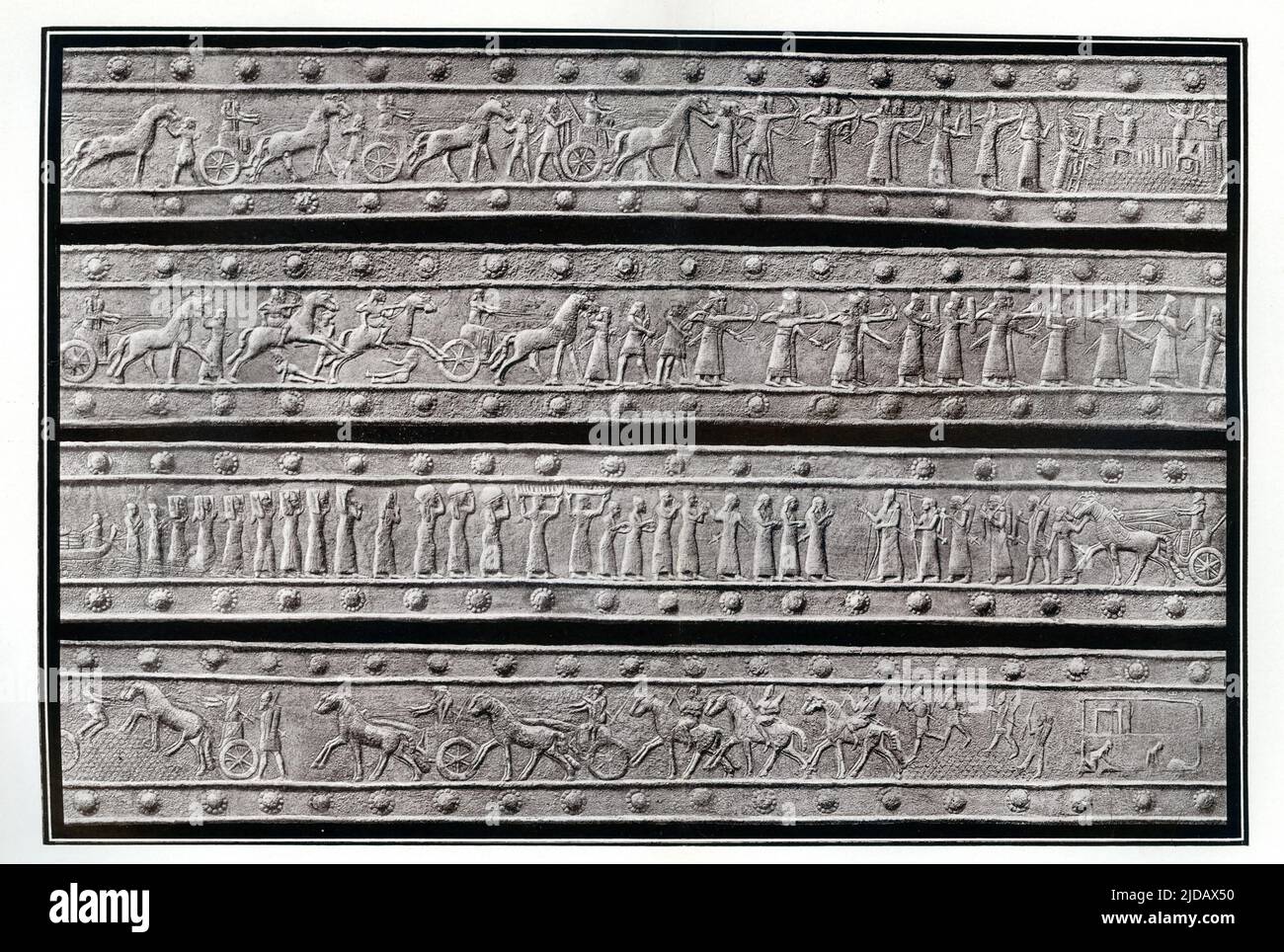 Questa immagine del 1908 mostra il rilievo su una porta di bronzo al palazzo di Shalamanesser III (c.. 859-824 a.C.) a Balawat. L'originale è nel British Museum di Londra. Balawat è un sito archeologico dell'antica città assira di Imgur-Enlil, e moderno villaggio nella provincia di Ninive (Iraq). Le tavolette ci informano che le porte di Balawat (un giorno marzo a nord-est di Nimrud) erano fatte di legno di cedro fragrante; erano appese su enormi tronchi di legno di cedro tappati con bronzo e torniti in basi di pietra. Le porte erano forse alte circa 12 metri. Quando furono scoperti nel 1878 da Hormuzd Rassam, il Foto Stock