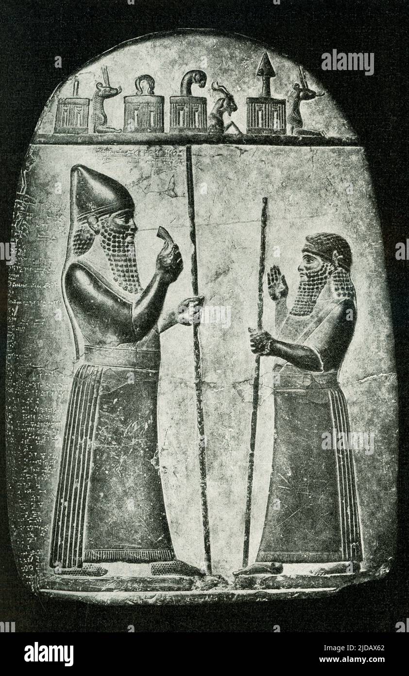 Questa immagine del 1910 mostra una pietra di confine di Marduk-apla-iddina II Il Babylonian Kudurrus, noto anche come narûs o pietre di confine, servì come prova che la terra fu data a qualcuno dal re e descrisse i boarders della terra. Marduk-apla-iddina II era un capo caldeo della tribù bit-Yakin, originariamente stabilito nel territorio che una volta fece il Sealand nella Babilonia meridionale. Prese il trono babilonese nel 722 a.C. dal controllo assiro e regnò dal 722 a.C. al 710 a.C. e dal 703 a.C. al 702 a.C. Foto Stock