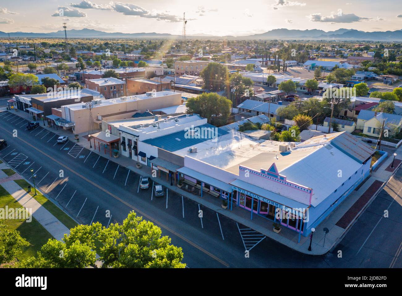 Vecchi edifici nel centro di Willcox, Arizona, vista dei droni. Foto Stock