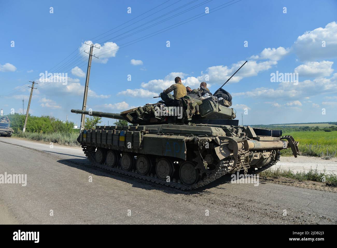 Lysychansk, Ucraina. 19th giugno 2022. Un carro armato si trova fuori dalla città di Lysychansk, in attesa di muoversi in città. Credit: SOPA Images Limited/Alamy Live News Foto Stock