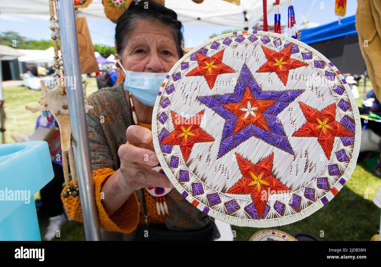 Toronto, Canada. 19th giugno 2022. Un artigiano mostra una quill box di porcupine durante il Festival delle Arti indigene a Toronto, Canada, 19 giugno 2022. L'evento si è tenuto qui dal 18 al 19 giugno in occasione della celebrazione del mese Nazionale della Storia Indigena. Credit: Zou Zheng/Xinhua/Alamy Live News Foto Stock