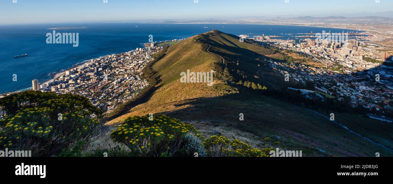 Panoramica dello skyline e della costa di Città del Capo lungo la costa dell'Oceano Atlantico dalla cima di Signal Hill Foto Stock