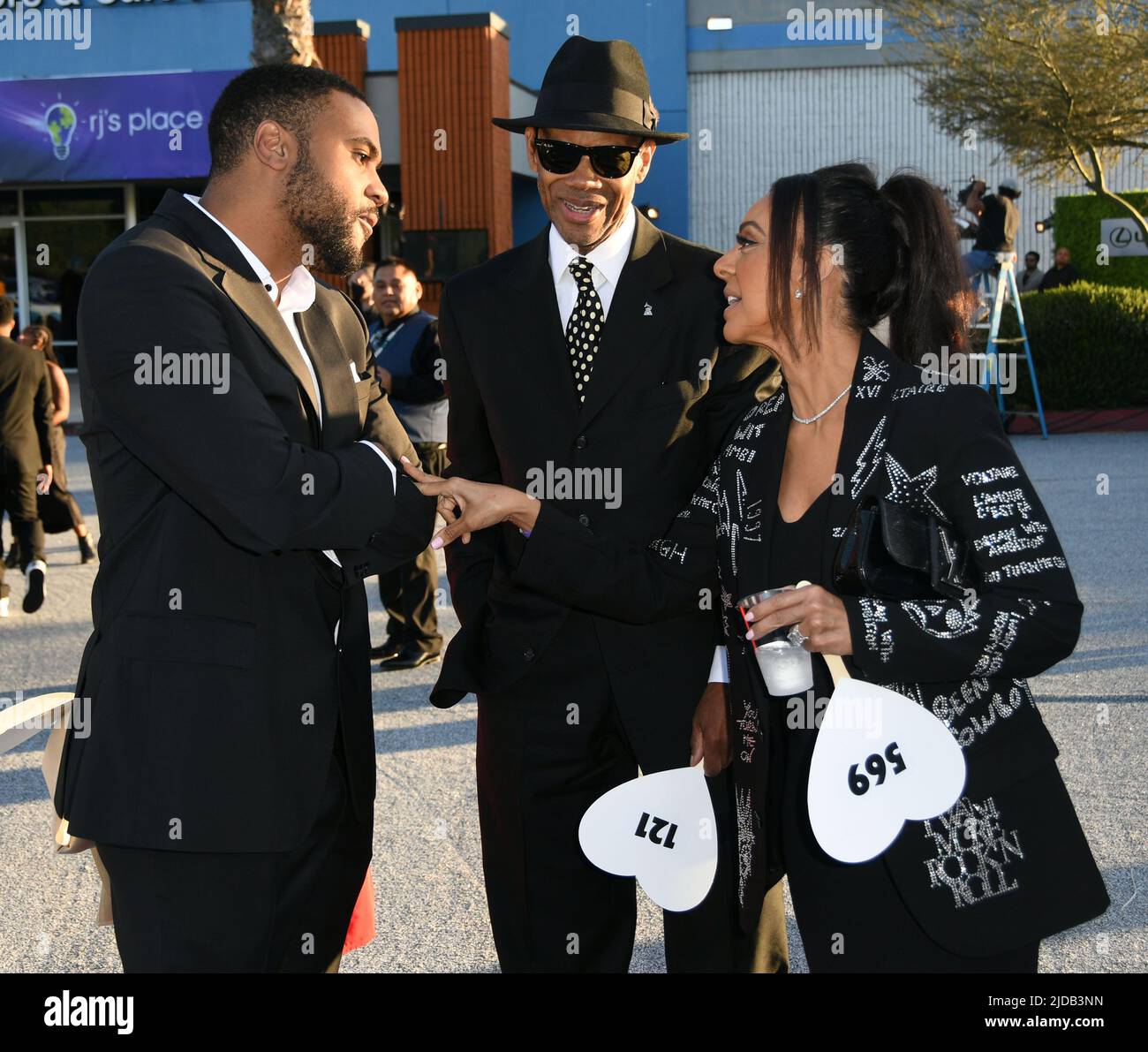 Glendale, CA. 18th giugno 2022. Robinson James Peete, Jimmy Jam, Lisa Padilla partecipa al 2022 DesignCare Gala che si tiene presso il Goodwill Southern California Store il 18 giugno 2022 a Glendale, California. Credit: Koi Sojer/Snap'n U Photos/Media Punch/Alamy Live News Foto Stock