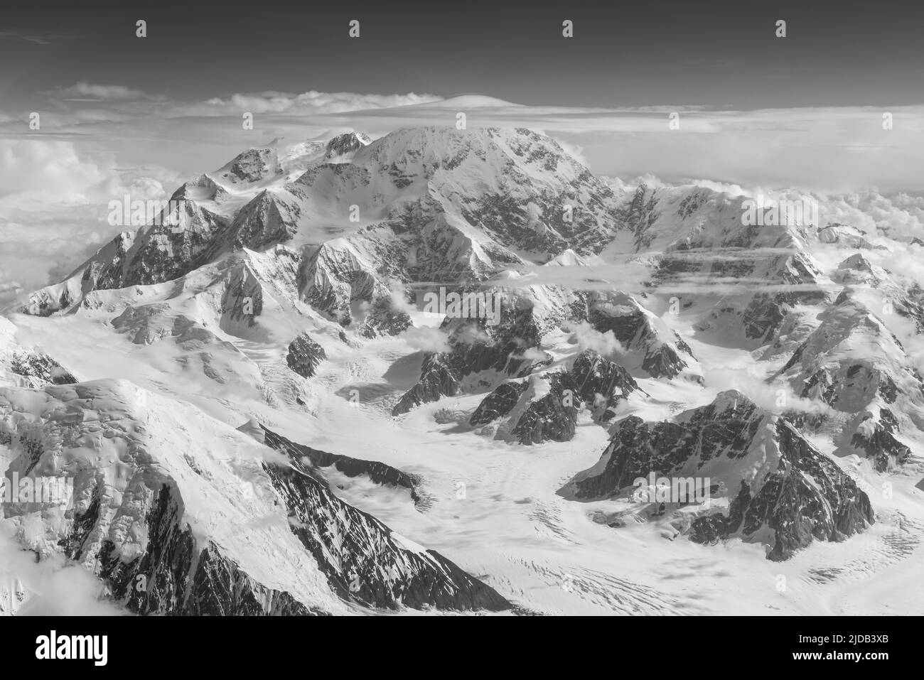 Denali da 20.000 piedi sopra la cima del monte Foraker; Denali National Park and Reserve, Interior Alaska; Alaska, Stati Uniti d'America Foto Stock