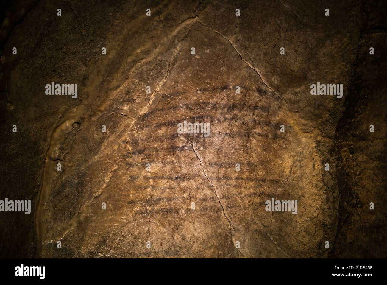 Linee di carbone disegnate sulla parete della grotta Serpievskaya-2 (Kolokolnaya), montagne Urali; Russia Foto Stock