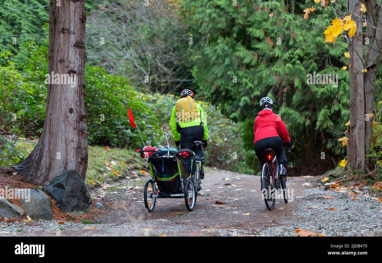 Gita in bicicletta per tutta la famiglia su un sentiero lungo la Sunshine Coast; British Columbia, Canada Foto Stock