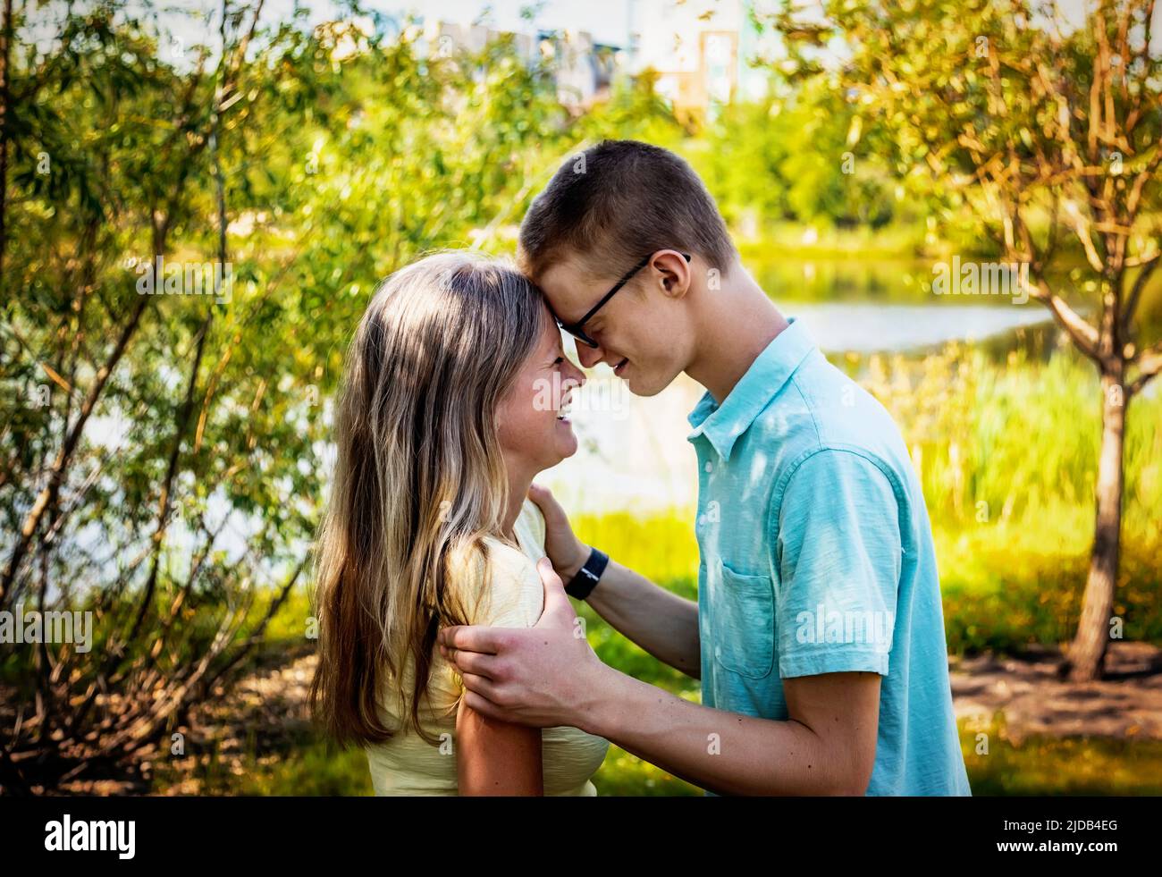 Giovani che trascorrono del tempo insieme alla madre in un parco; Edmonton, Alberta, Canada Foto Stock