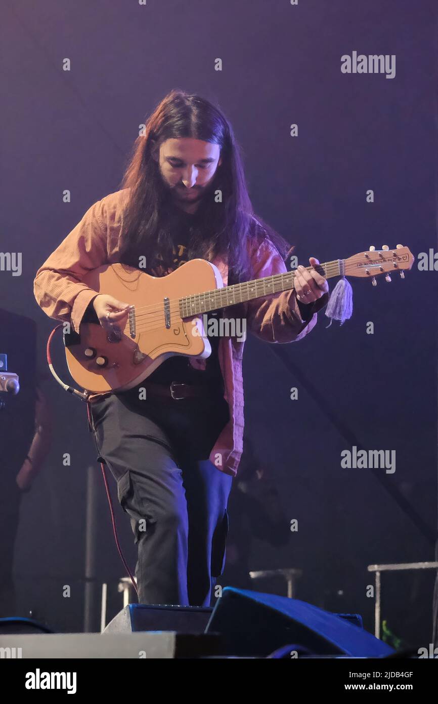 Newport, Regno Unito. 19th giugno 2022. Joshua Omead Mobaraki, chitarrista e sintetizzatore con band rock indie inglese Wet leg dell'Isola di Wight UK che si esibisce dal vivo sul palco al Festival dell'Isola di Wight, UK Credit: SOPA Images Limited/Alamy Live News Foto Stock