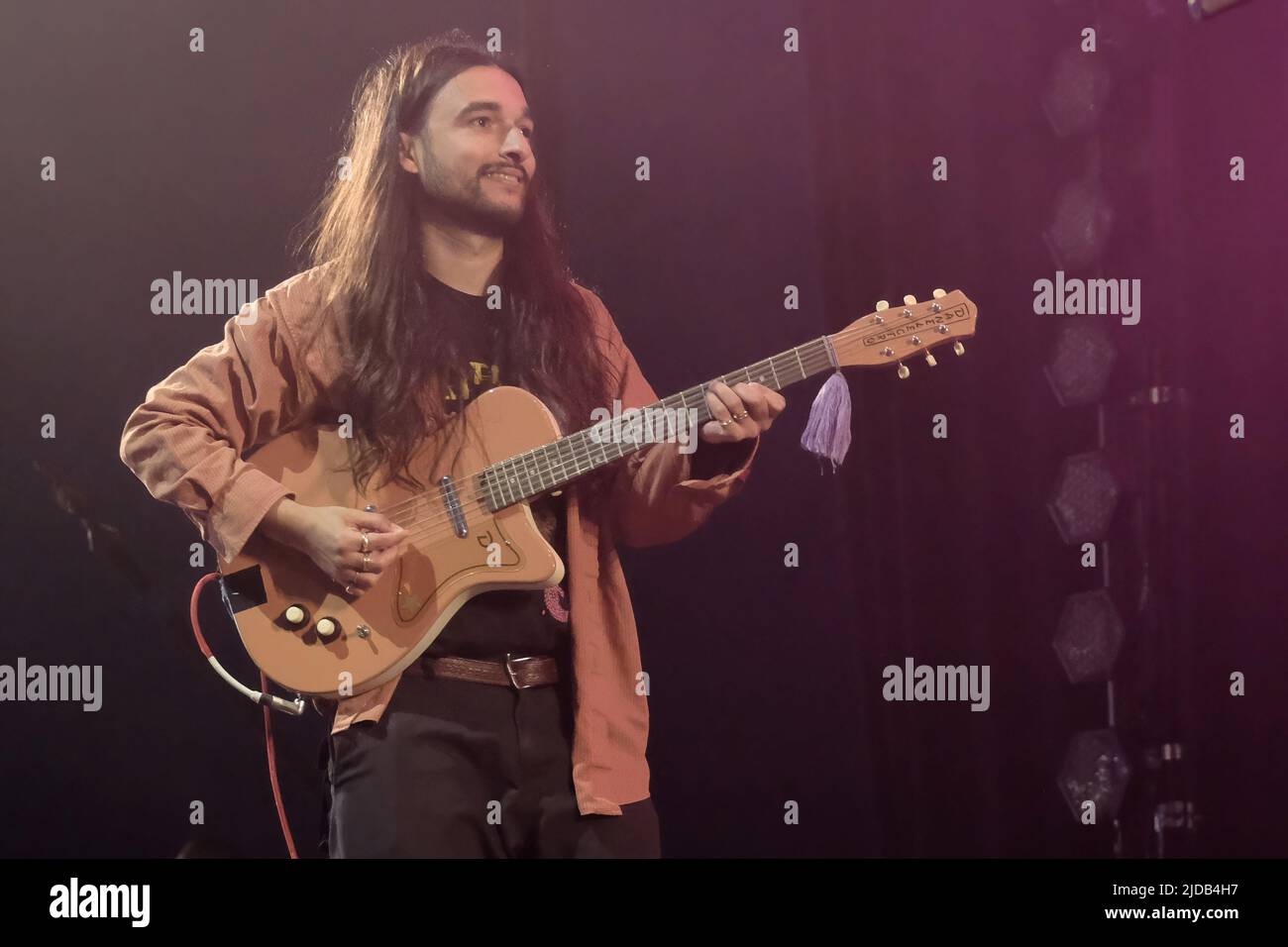Newport, Regno Unito. 19th giugno 2022. Joshua Omead Mobaraki, chitarrista e sintetizzatore con band rock indie inglese Wet leg dell'Isola di Wight UK che si esibisce dal vivo sul palco al Festival dell'Isola di Wight, UK Credit: SOPA Images Limited/Alamy Live News Foto Stock