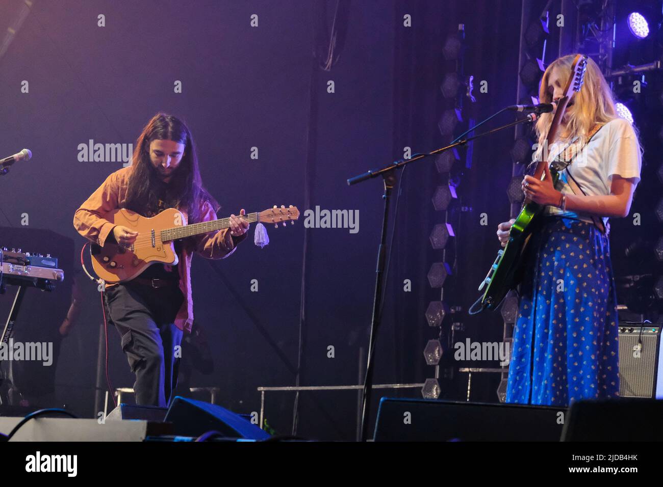 Newport, Regno Unito. 19th giugno 2022. Joshua Omead Mobaraki, chitarrista e sintetizzatore e chitarrista di Hester Chambers con band rock indie britannica Wet leg dell'Isle of Wight UK che si esibisce dal vivo sul palco al Festival dell'Isola di Wight. Credit: SOPA Images Limited/Alamy Live News Foto Stock