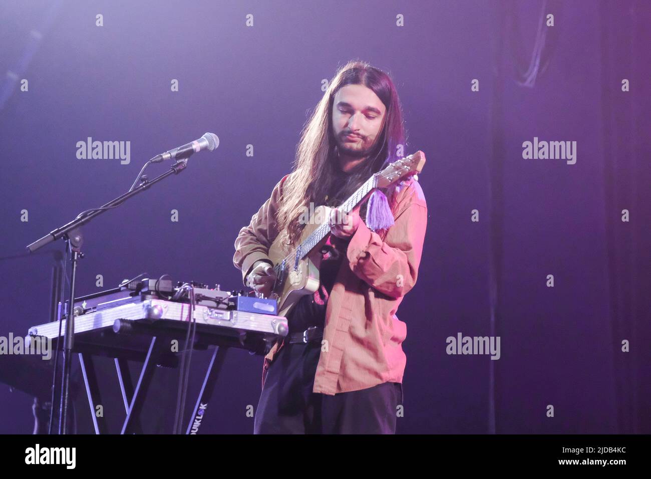 Newport, Regno Unito. 19th giugno 2022. Joshua Omead Mobaraki, chitarrista e sintetizzatore con band rock indie inglese Wet leg dell'Isola di Wight UK che si esibisce dal vivo sul palco al Festival dell'Isola di Wight, UK Credit: SOPA Images Limited/Alamy Live News Foto Stock