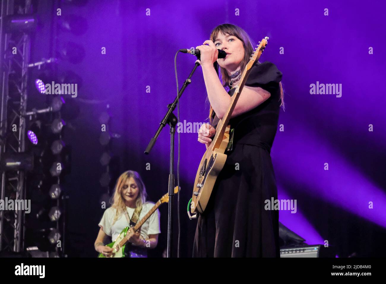 Newport, Regno Unito. 19th giugno 2022. Rhian Teasdale, cantante e chitarrista di ritmo con la band rock indie britannica Wet leg dell'Isle of Wight UK che si esibisce dal vivo sul palco al Festival dell'isola di Wight. Credit: SOPA Images Limited/Alamy Live News Foto Stock