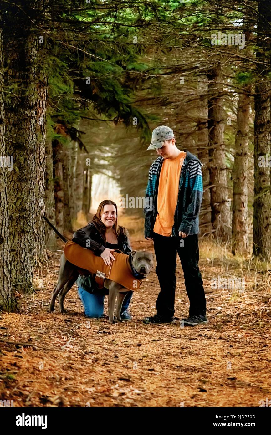 Una madre con l'epilessia che passa del tempo all'aperto con suo figlio, che ha la sindrome di Asperger, e il suo cane da servizio, Westlock, Alberta, Canada Foto Stock
