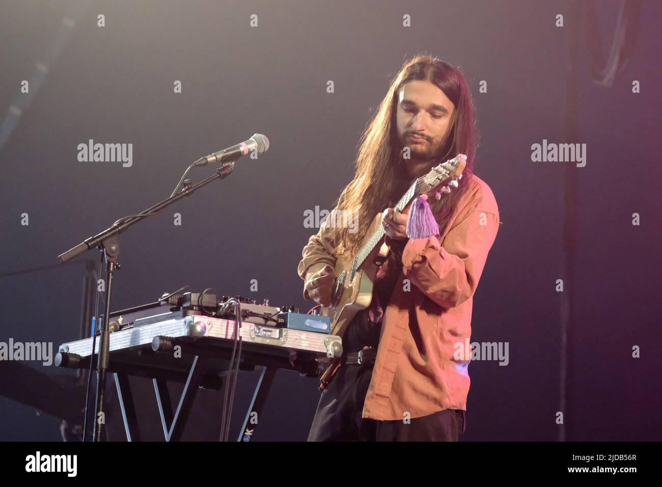 Newport, Regno Unito. 19th giugno 2022. Joshua Omead Mobaraki, chitarrista e sintetizzatore con band indie rock inglese Wet leg dell'Isola di Wight UK che si esibisce dal vivo sul palco all'Isle of Wight Festival, UK (Photo by Dawn Fletcher-Park/SOPA Images/Sipa USA) Credit: Sipa USA/Alamy Live News Foto Stock