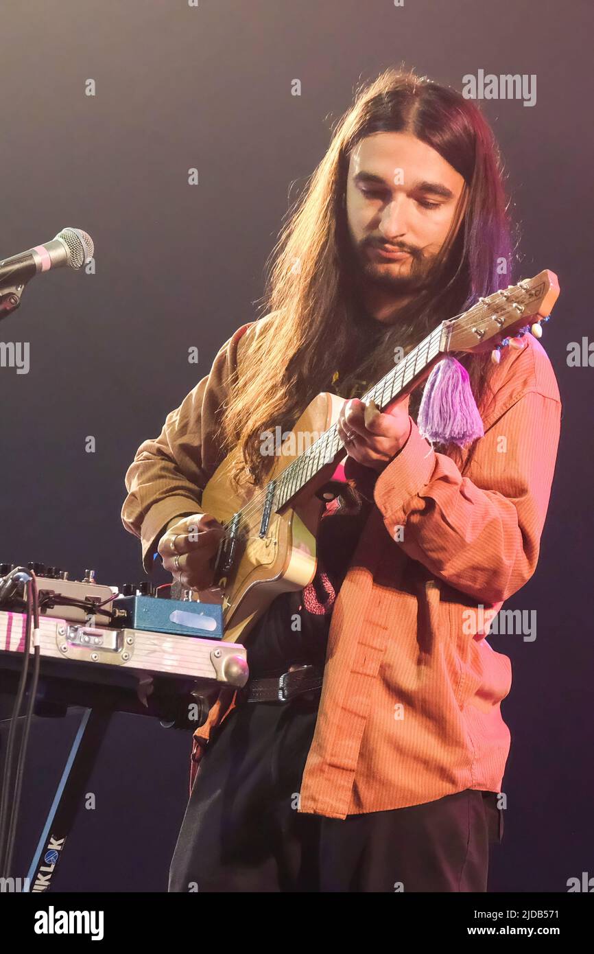 Newport, Regno Unito. 19th giugno 2022. Joshua Omead Mobaraki, chitarrista e sintetizzatore con band indie rock inglese Wet leg dell'Isola di Wight UK che si esibisce dal vivo sul palco all'Isle of Wight Festival, UK (Photo by Dawn Fletcher-Park/SOPA Images/Sipa USA) Credit: Sipa USA/Alamy Live News Foto Stock