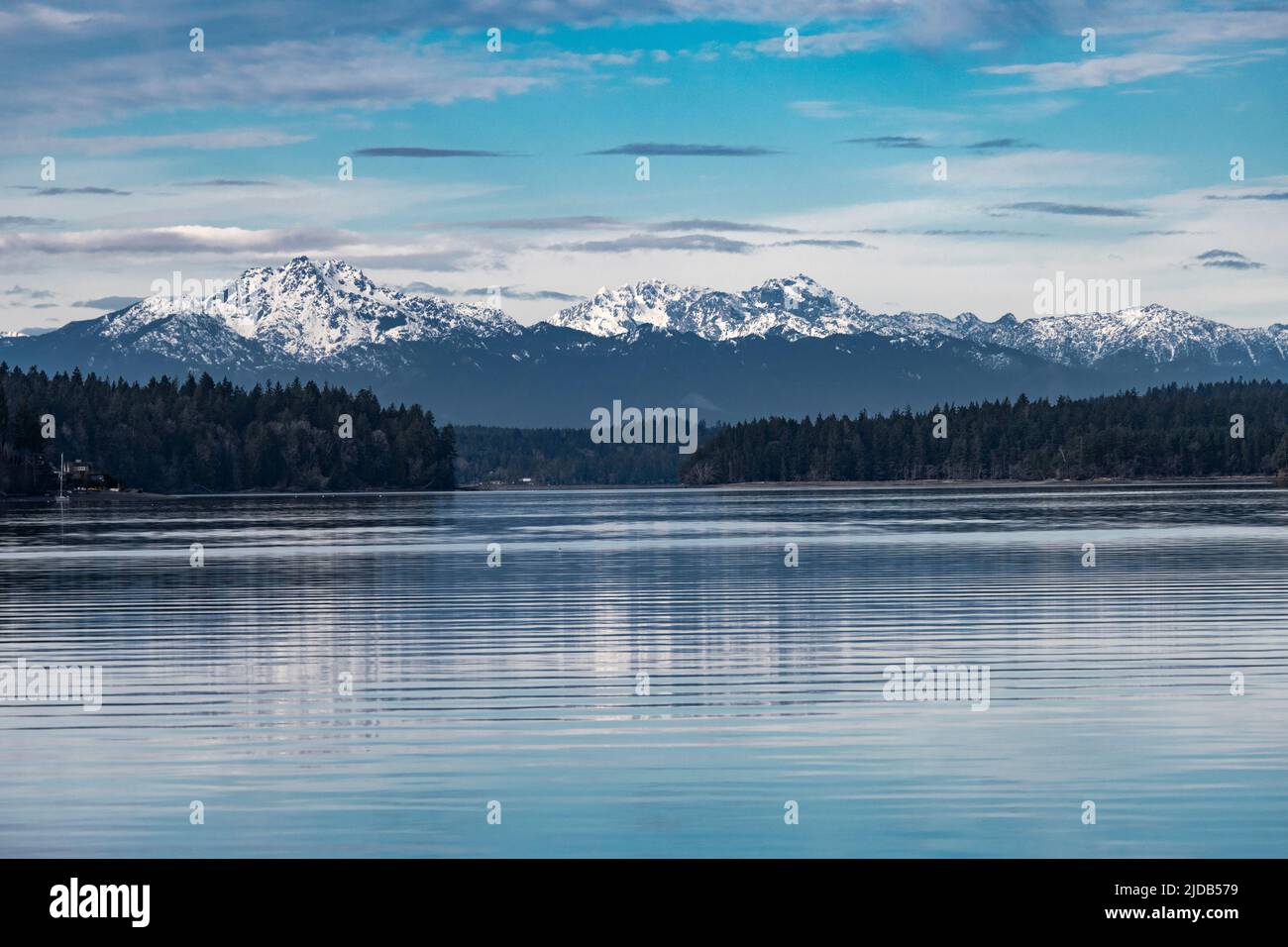 Vista di una parte delle Olympic Mountains da Squaxin Passage, South Puget Sound; Olympia, Washington, Stati Uniti d'America Foto Stock