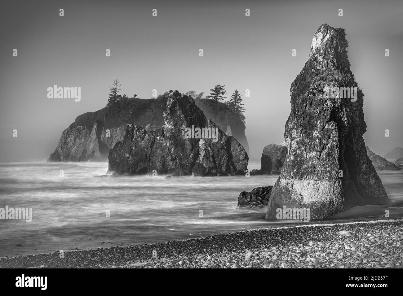 Immagine in bianco e nero di fondali marini e Abbey Island a Ruby Beach nell'Olympic National Park, sulla costa di Washington Foto Stock