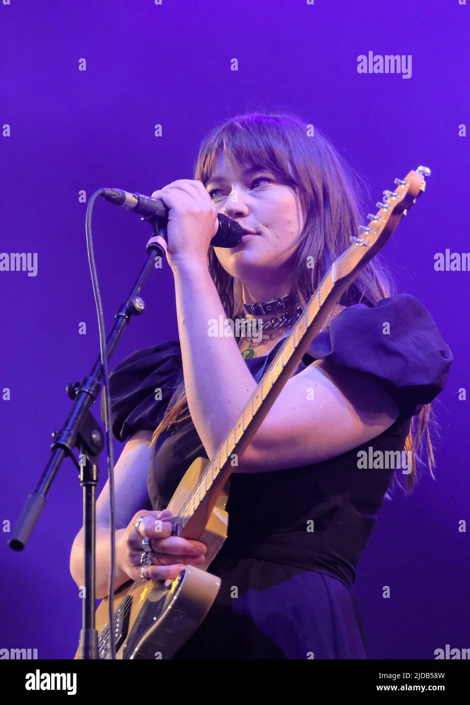 Newport, Regno Unito. 19th giugno 2022. Rhian Teasdale, cantante e chitarrista di ritmo con la band rock indie britannica Wet leg dell'Isle of Wight UK che si esibisce dal vivo sul palco al Festival dell'isola di Wight. (Foto di Dawn Fletcher-Park/SOPA Images/Sipa USA) Credit: Sipa USA/Alamy Live News Foto Stock