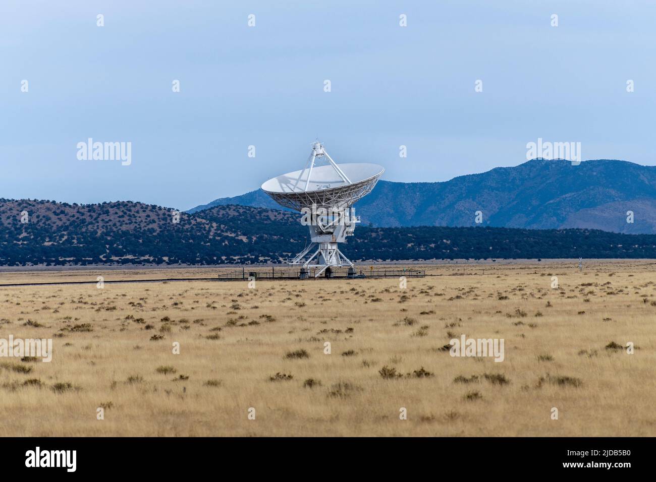 Uno dei molti radiotelescopi intorno al National radio Astronomy Observatory complesso molto grande array in New Mexico Foto Stock