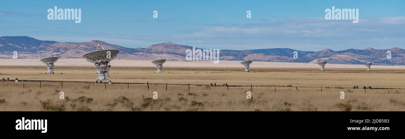 Molti dei molti radiotelescopi intorno al National radio Astronomy Observatory molto grande complesso Array in New Mexico Foto Stock