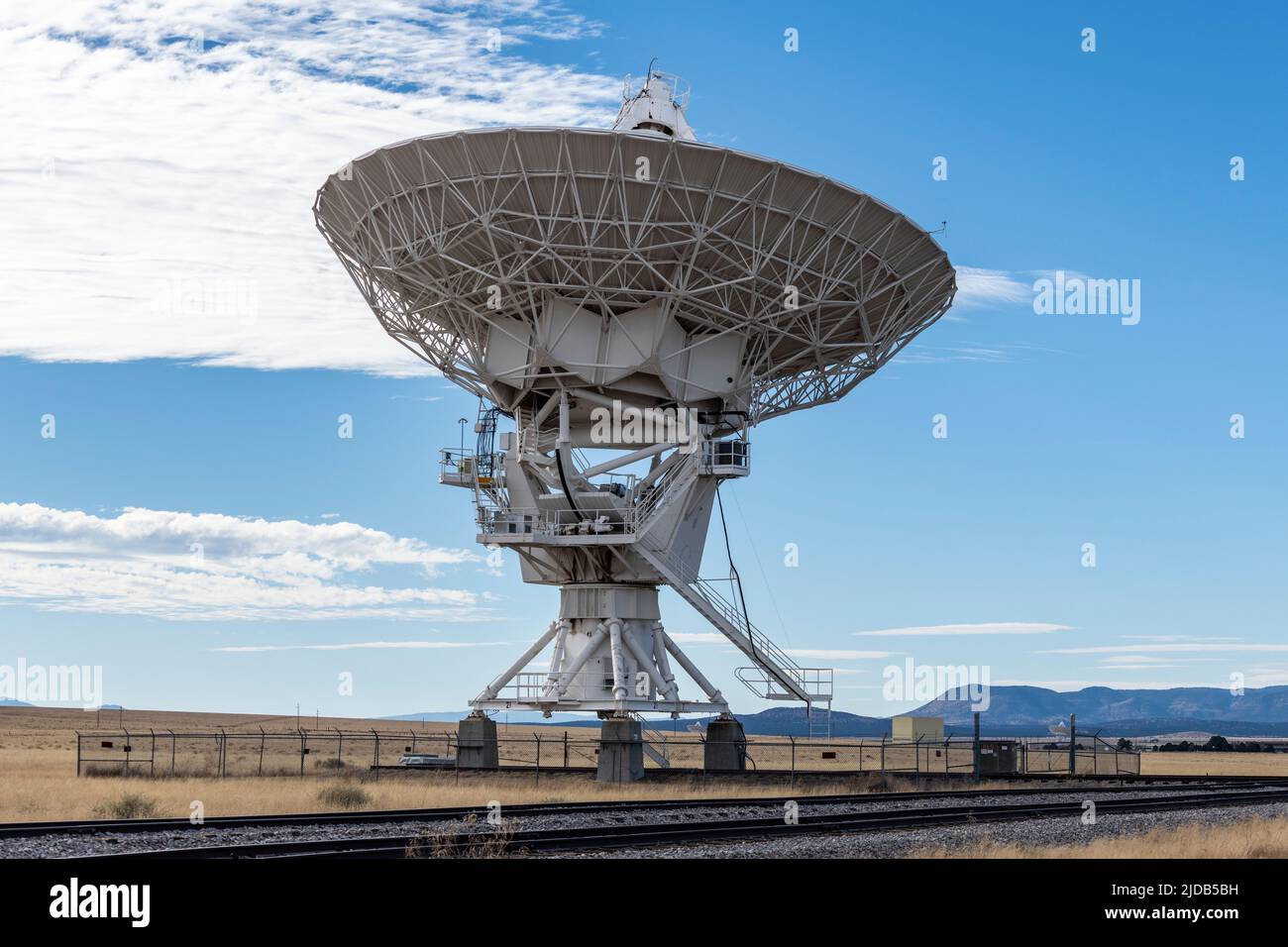 Uno dei molti radiotelescopi intorno al National radio Astronomy Observatory complesso molto grande array in New Mexico Foto Stock