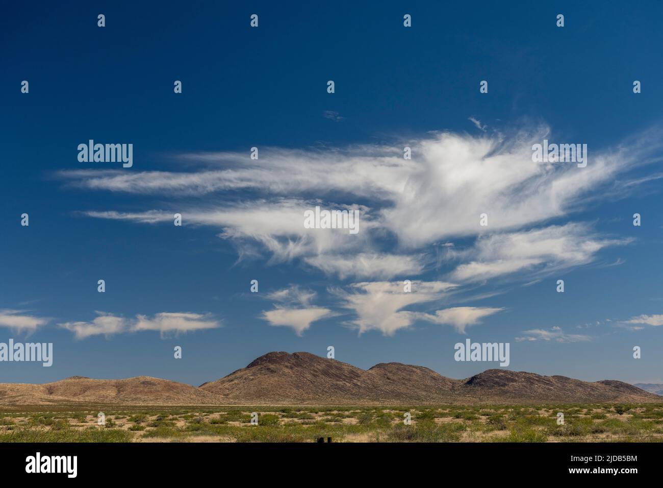 Nuvole che mostrano sentieri di precipitazioni o precipitazioni sotto le nuvole note anche come Virga. L'umidità non arriva all'Arizona Ground Foto Stock
