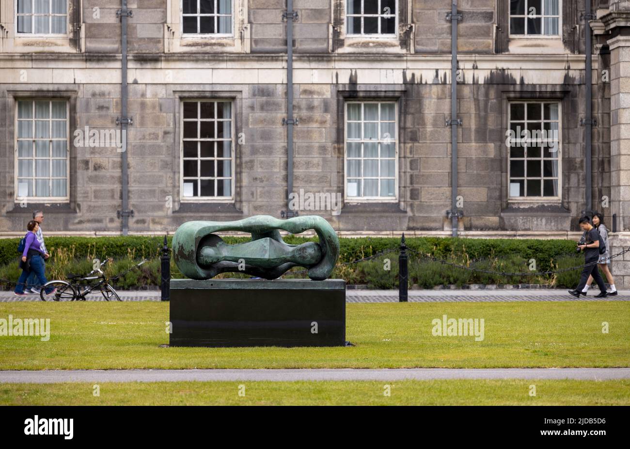 Dublino, Irlanda - 2 giugno 2022: La scultura in bronzo di Henry Moore 'Reclining Connected Forms' creata nel 1969 al Trinity College di Dublino, Irlanda Foto Stock