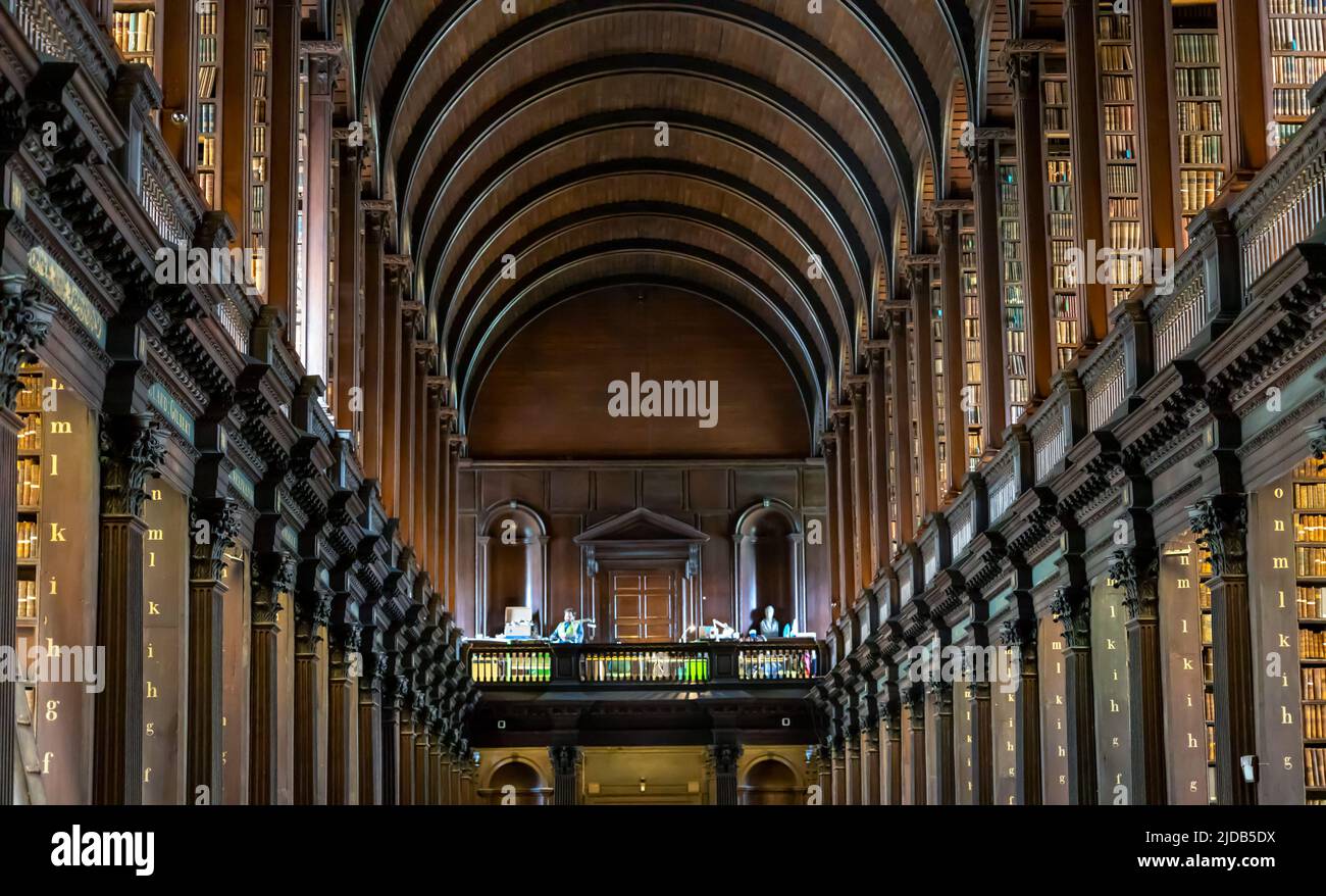 Dublino, Irlanda - 2 giugno 2022: The Long Room Interior of the Old Library at Trinity College. Busti di marmo di gente grande e mensole con antico a. Foto Stock