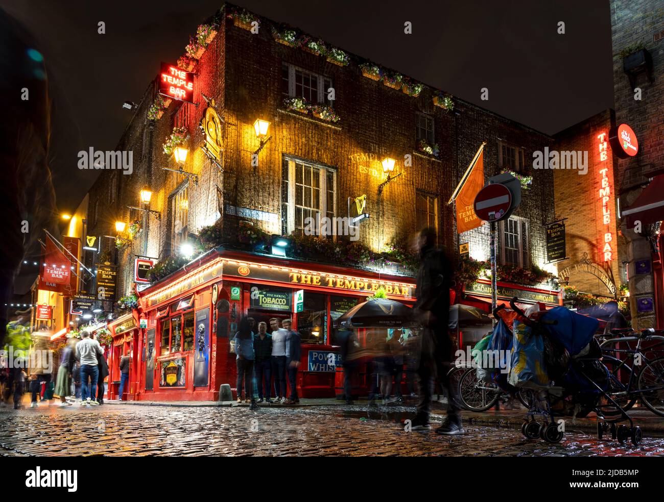 Dublino, Irlanda - 2 giugno 2022: Una vivace vita notturna della zona di Temple Bar a Dublino, Irlanda, un popolare quartiere storico di Dublino Foto Stock