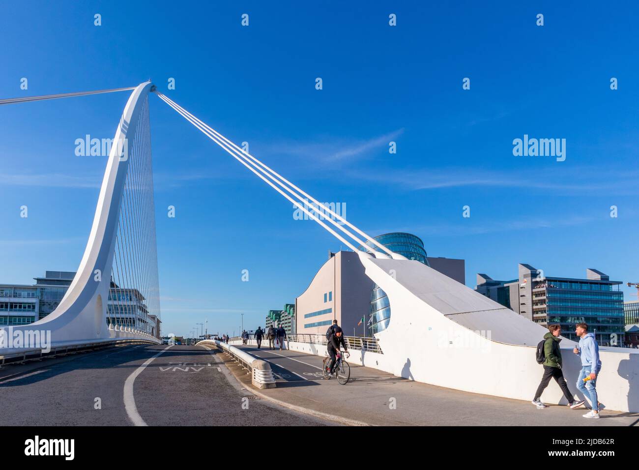 Dublino, Irlanda - 1 giugno 2022: Persone che camminano sul ponte Samuel Beckett attraverso il fiume Liffey a Dublino, Irlanda Foto Stock