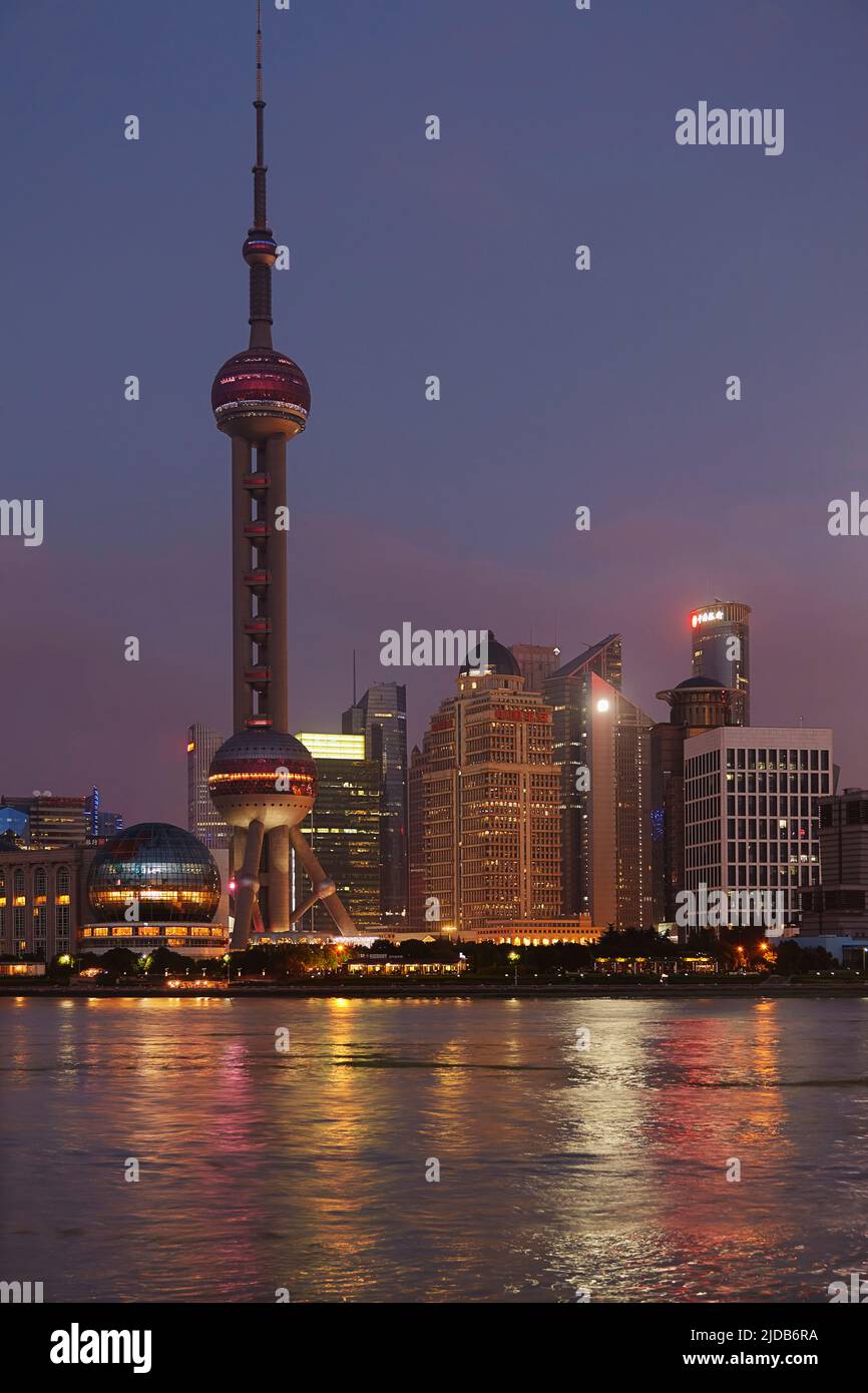 Una vista crepuscolo del quartiere di Pudong, vista attraverso il fiume Huangpu dal Bund, Shanghai, Cina; Shanghai, Cina Foto Stock