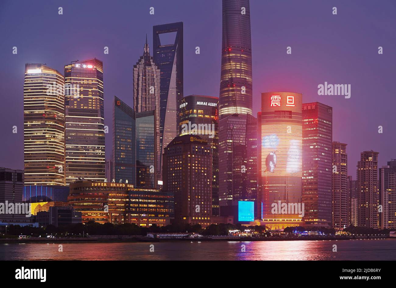 Una vista crepuscolo del quartiere di Pudong, vista attraverso il fiume Huangpu dal Bund, Shanghai, Cina; Shanghai, Cina Foto Stock