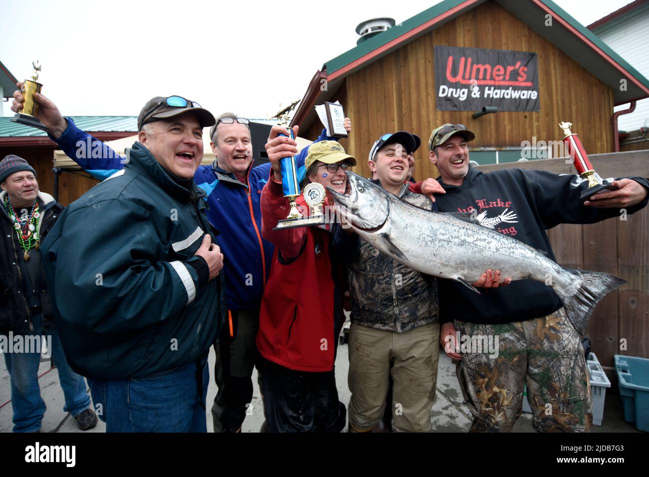 Concorrente di Eagle River, Alaska celebra la sua prima vittoria nel 26° torneo annuale Homer Winter King il 23 marzo 2019. Lei è la prima... Foto Stock