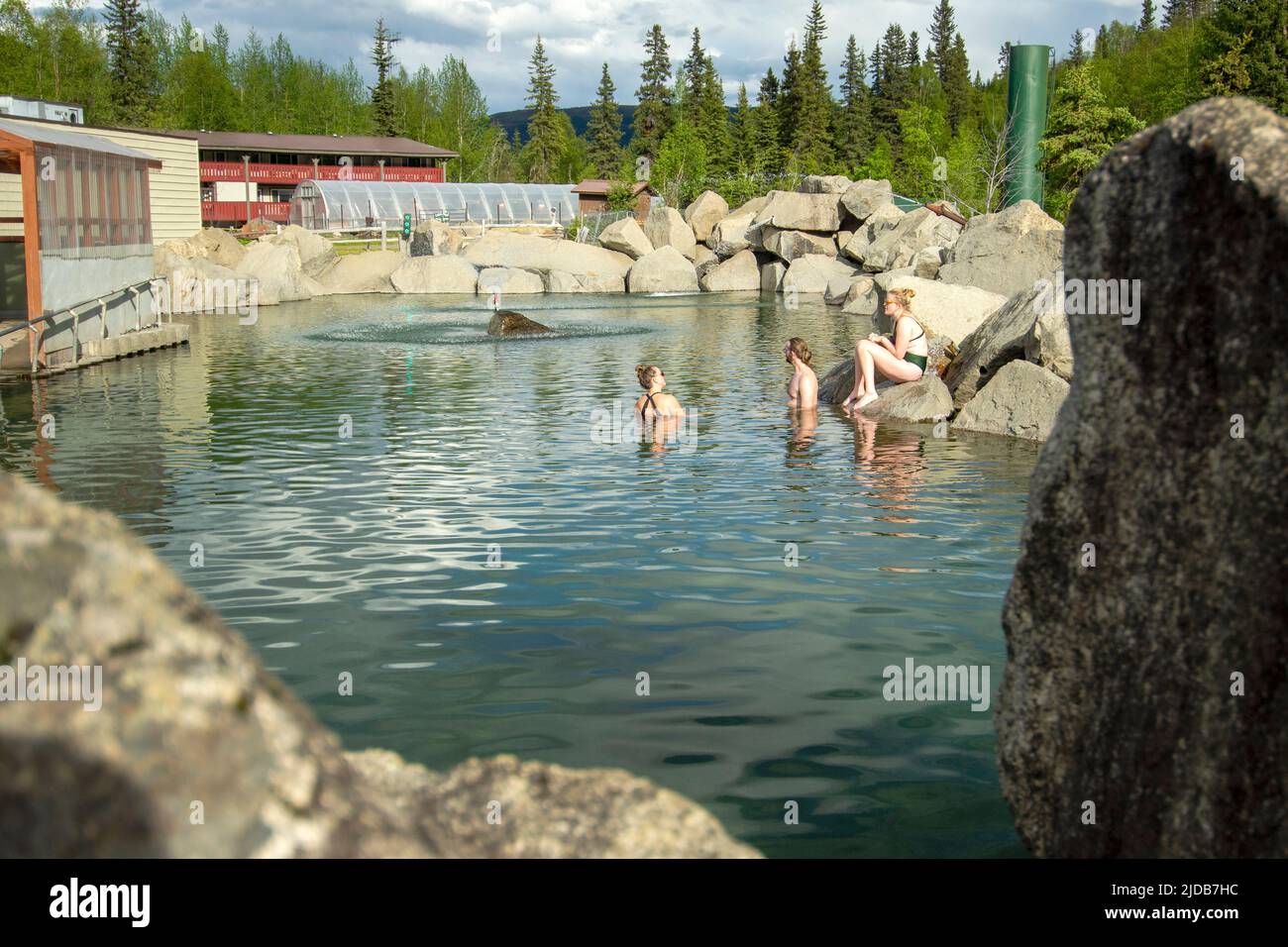 Gli ospiti apprezzano la piscina artificiale di Chena Hot Springs, fuori Fairbanks, Alaska; Chena Hot Springs, Alaska, Stati Uniti d'America Foto Stock