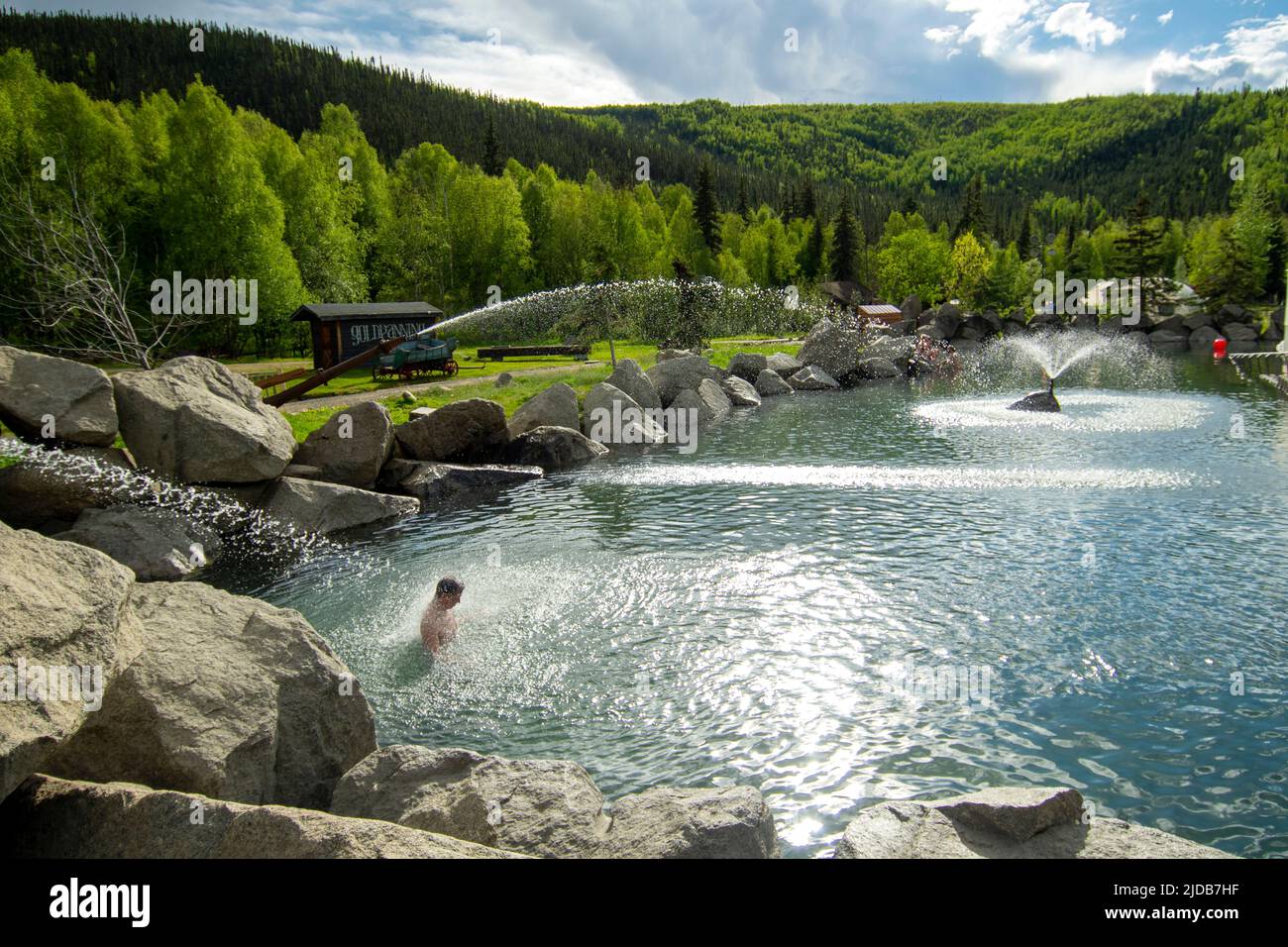 Gli ospiti apprezzano la piscina artificiale di Chena Hot Springs, fuori Fairbanks, Alaska; Chena Hot Springs, Alaska, Stati Uniti d'America Foto Stock