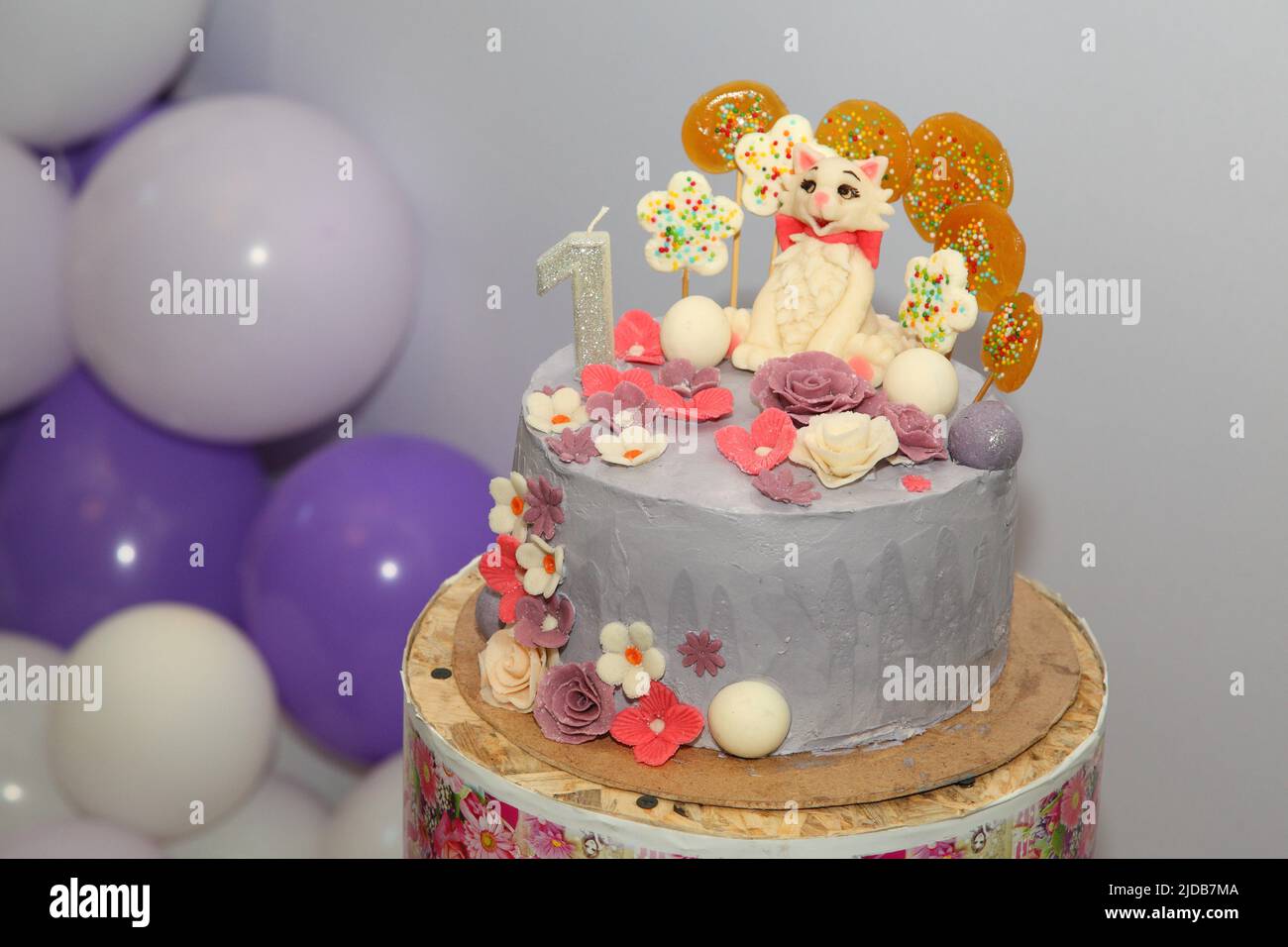 Torta di celebrazione per il primo anniversario della nascita di un bambino. Torta molto bella e originale. Foto Stock
